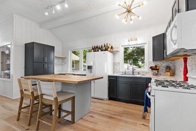 Lake life just got a whole lot sweeter! This adorable, turnkey - photo 12