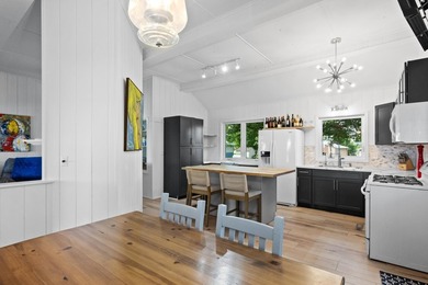 Lake life just got a whole lot sweeter! This adorable, turnkey - photo 16
