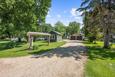 Lake life just got a whole lot sweeter! This adorable, turnkey - photo 38