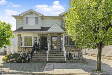 Welcome to Princes Bay! Located in Wolf's Pond Estate, this - photo 1