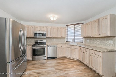 Welcome to Princes Bay! Located in Wolf's Pond Estate, this - photo 6