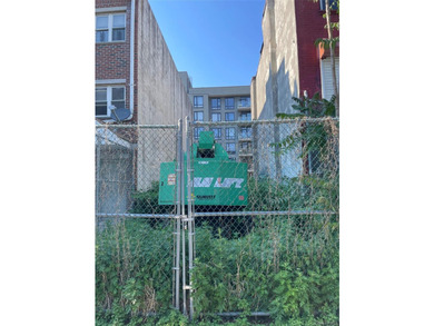 Three contiguous tax lots, inclusive of two vacant lots and a - photo 3