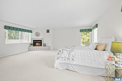 Welcome to this beautiful 2-bedroom + den, 2-bath condo in the - photo 25