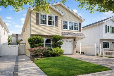 Main house has 3 bedrooms 3 baths - Side ground level apartment - photo 3