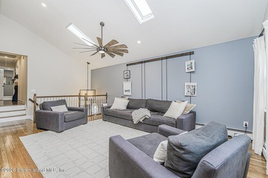 Main house has 3 bedrooms 3 baths - Side ground level apartment - photo 4