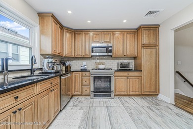 Main house has 3 bedrooms 3 baths - Side ground level apartment - photo 9