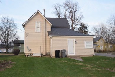 Recently remolded 3 bedroom, 1 bath home just 1 block from - photo 20