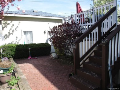 A stunning, fully renovated, move-in-ready raised Colonial on a - photo 23