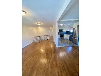 Welcome to an exceptional opportunity to own this spacious - photo 5