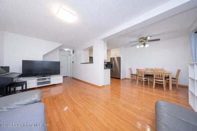 Excellent condition 2 Bedroom 3 Bathroom townhouse. Level 1: - photo 6
