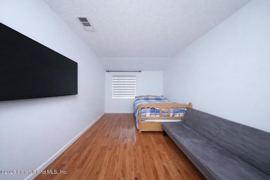 Excellent condition 2 Bedroom 3 Bathroom townhouse. Level 1: - photo 8