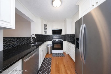 Excellent condition 2 Bedroom 3 Bathroom townhouse. Level 1: - photo 10