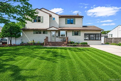 Beautifully maintained and move-in ready, this spacious - photo 1