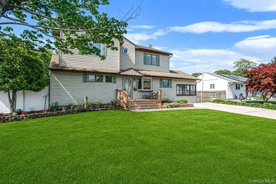 Beautifully maintained and move-in ready, this spacious - photo 2
