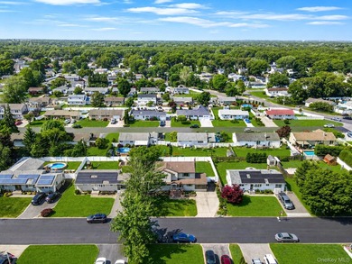 Beautifully maintained and move-in ready, this spacious - photo 5
