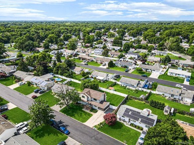 Beautifully maintained and move-in ready, this spacious - photo 7