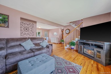Beautifully maintained and move-in ready, this spacious - photo 9