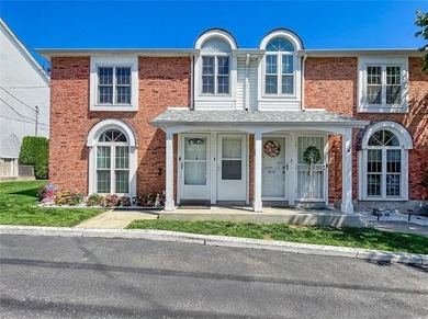 Beautiful 3- bedroom duplex condo with a huge loft that is - photo 2
