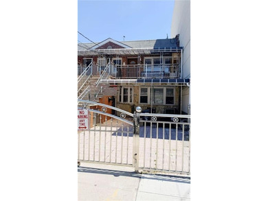 Two dwelling brick house in prime of Bath Beach featuring a - photo 2