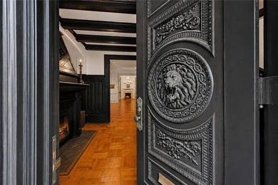 Beyond an elegantly carved entrance, hidden among the grand - photo 4