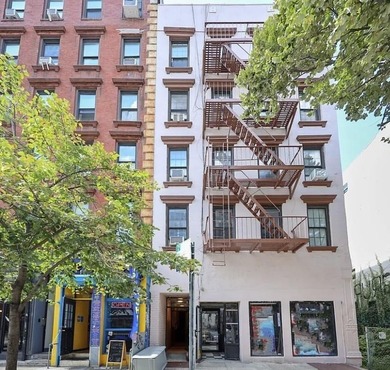 Located in the heart of Manhattan's highly desirable East - photo 2