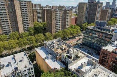 Located in the heart of Manhattan's highly desirable East - photo 3