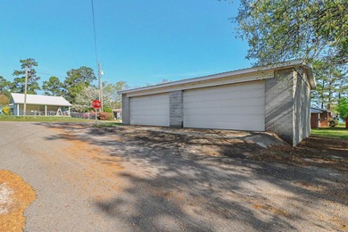Welcome to your dream lakefront retreat-a stunning brick ranch - photo 10