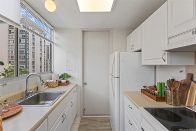 Live in the heart of Waikiki with golf course views and all the - photo 5