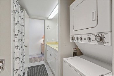 Live in the heart of Waikiki with golf course views and all the - photo 10
