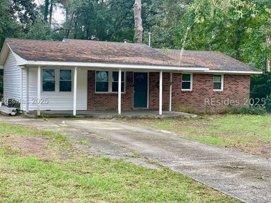 Nestled in the heart of the beloved Mossy Oaks community, this - photo 2