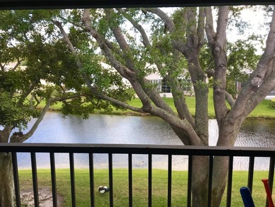 Beautiful 2/2 condo with 1,128 sqft, vaulted ceilings, ceramic - photo 17