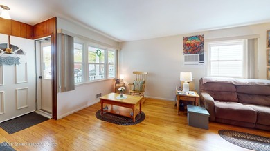 Cozy three-bedroom, semi-attached home in Old Town, Staten - photo 3