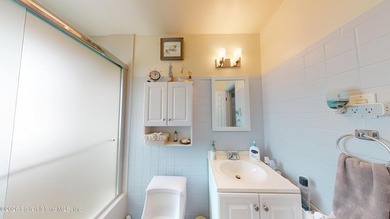 Cozy three-bedroom, semi-attached home in Old Town, Staten - photo 9