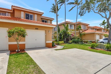 RENOVATED CORNER UNIT: 4BR/2.5BA w/ WATERFRONT FOUNTAIN views in - photo 3