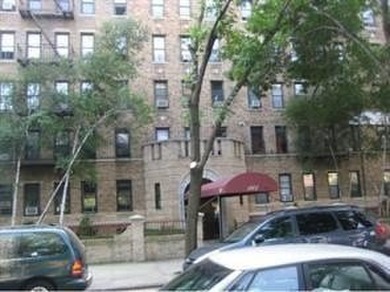 Prime Location! Full size one bedroom coop apartment. Parkette - photo 1