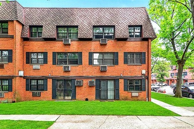 The most desirable Oakland gardens area in bayside, 3-story - photo 4