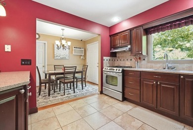 Welcome home to this beautifully maintained charming residence - photo 6