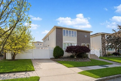 2 Family 6 Over 6 Detached Home is Set up like a 3 Bedroom Ranch - photo 2