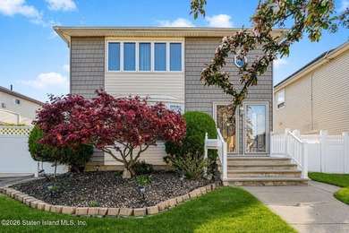 2 Family 6 Over 6 Detached Home is Set up like a 3 Bedroom Ranch - photo 6