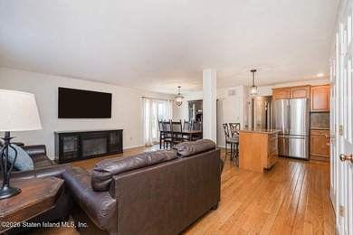 2 Family 6 Over 6 Detached Home is Set up like a 3 Bedroom Ranch - photo 9