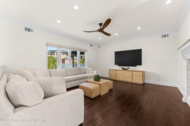 Tucked away on a private cul-de-sac within an exclusive - photo 10