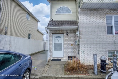 One family end unit townhouse consisting of three bedrooms - photo 1