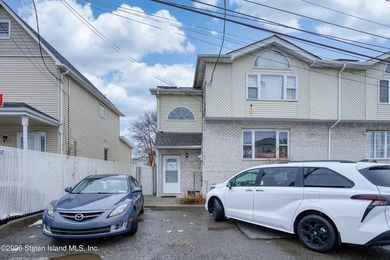 One family end unit townhouse consisting of three bedrooms - photo 2