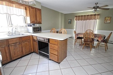 Location! Location! Location! Lovely well kept 3 bedroom semi in - photo 8