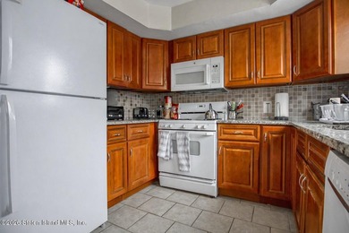 One family end unit townhouse consisting of three bedrooms - photo 9