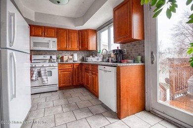 One family end unit townhouse consisting of three bedrooms - photo 10