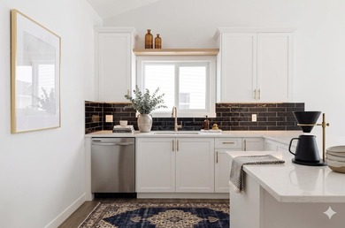 Welcome to this exceptional bungalow offering over 2,500 sq. ft - photo 7