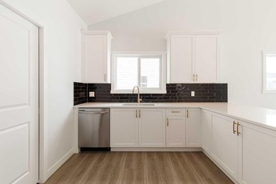 Welcome to this exceptional bungalow offering over 2,500 sq. ft - photo 8