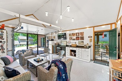 WELCOME TO YOUR PERFECT CLEAR LAKE GETAWAY!! Built in 2005, this - photo 23