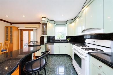 Rare-Find Oversized Single-Family Home with Private Driveway & - photo 10